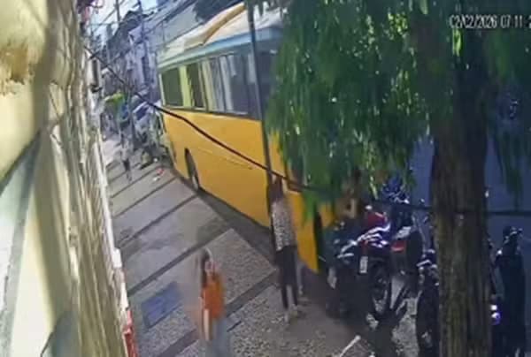 Motorista de ônibus é detido por dirigir alcoolizado após colisão no Centro do Recife