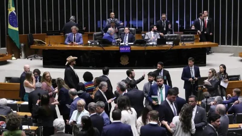 Violência na Câmara expõe crise institucional e tensão entre Poderes, avalia cientista política