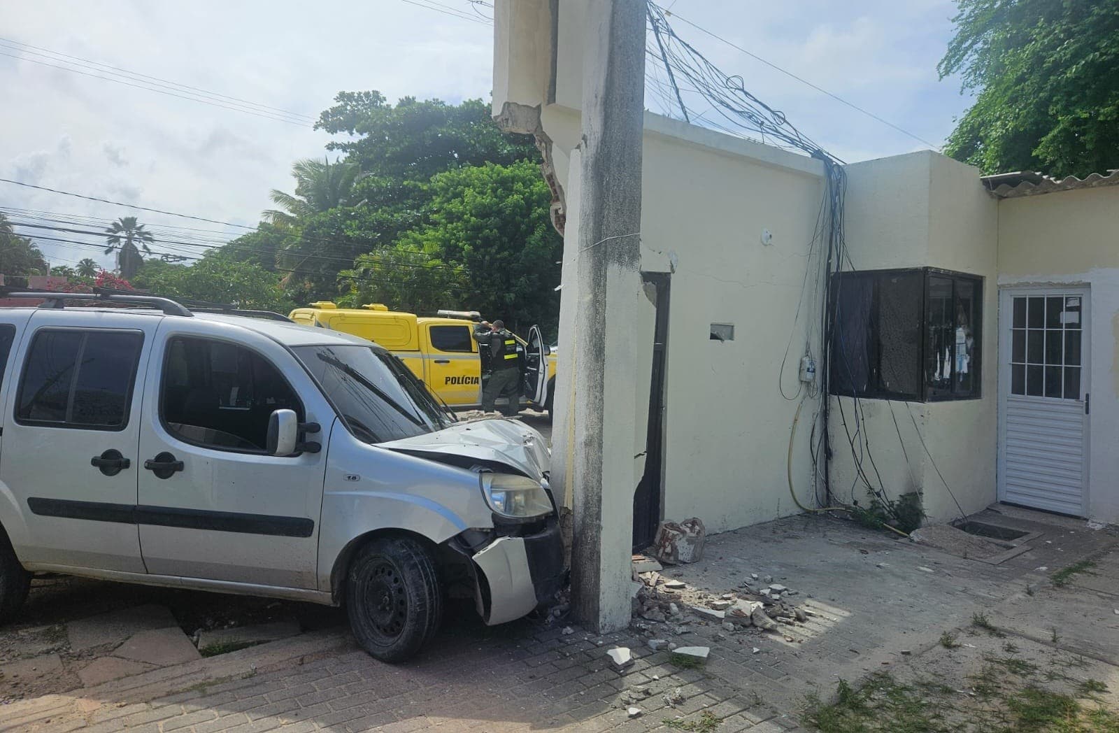 Acidente grave em Paulista: Motorista fura blitz e deixa sete crianças feridas ao colidir veículo