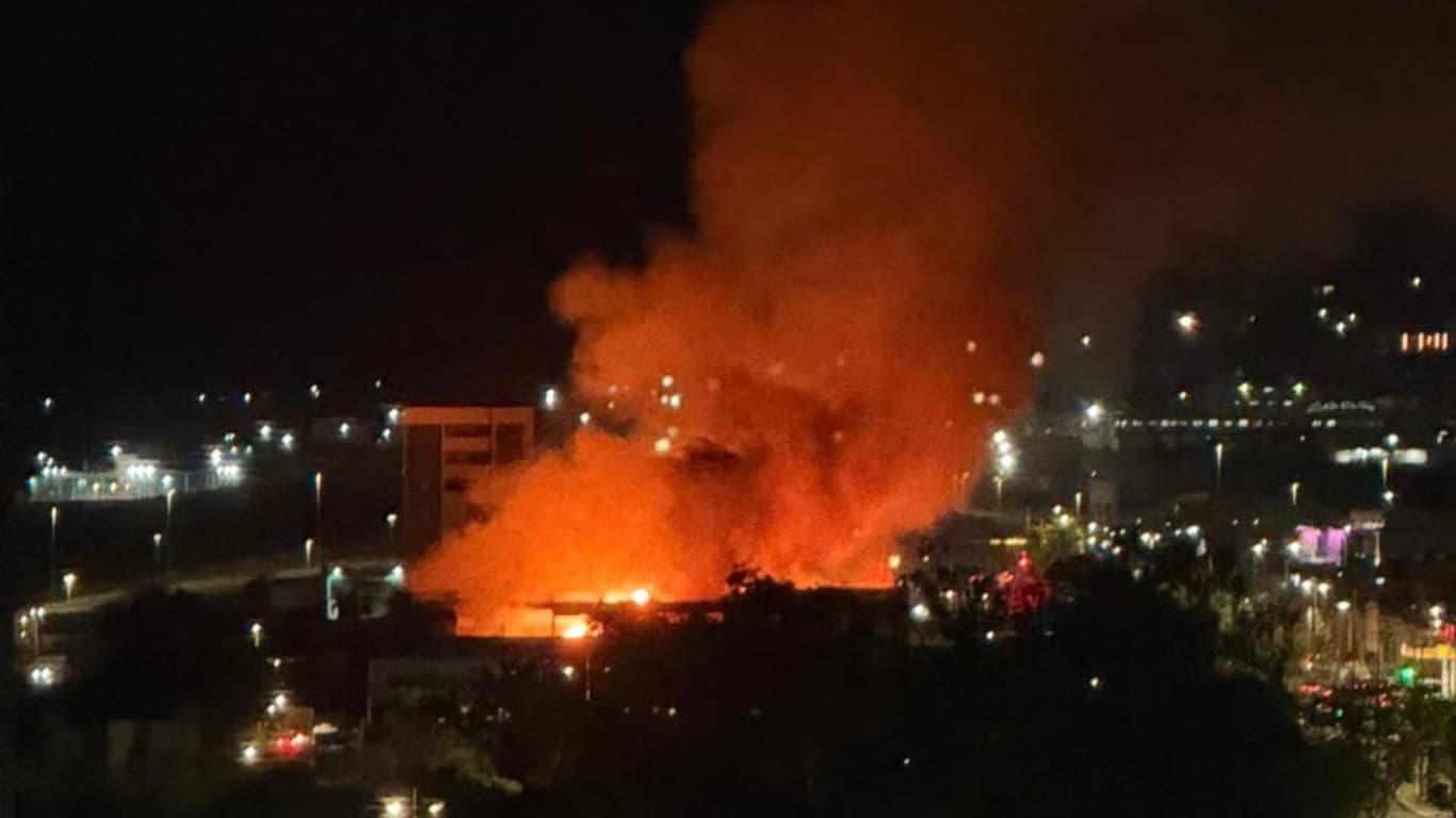 Incêndio de grandes proporções atinge quatro galpões no bairro Indianópolis em Caruaru