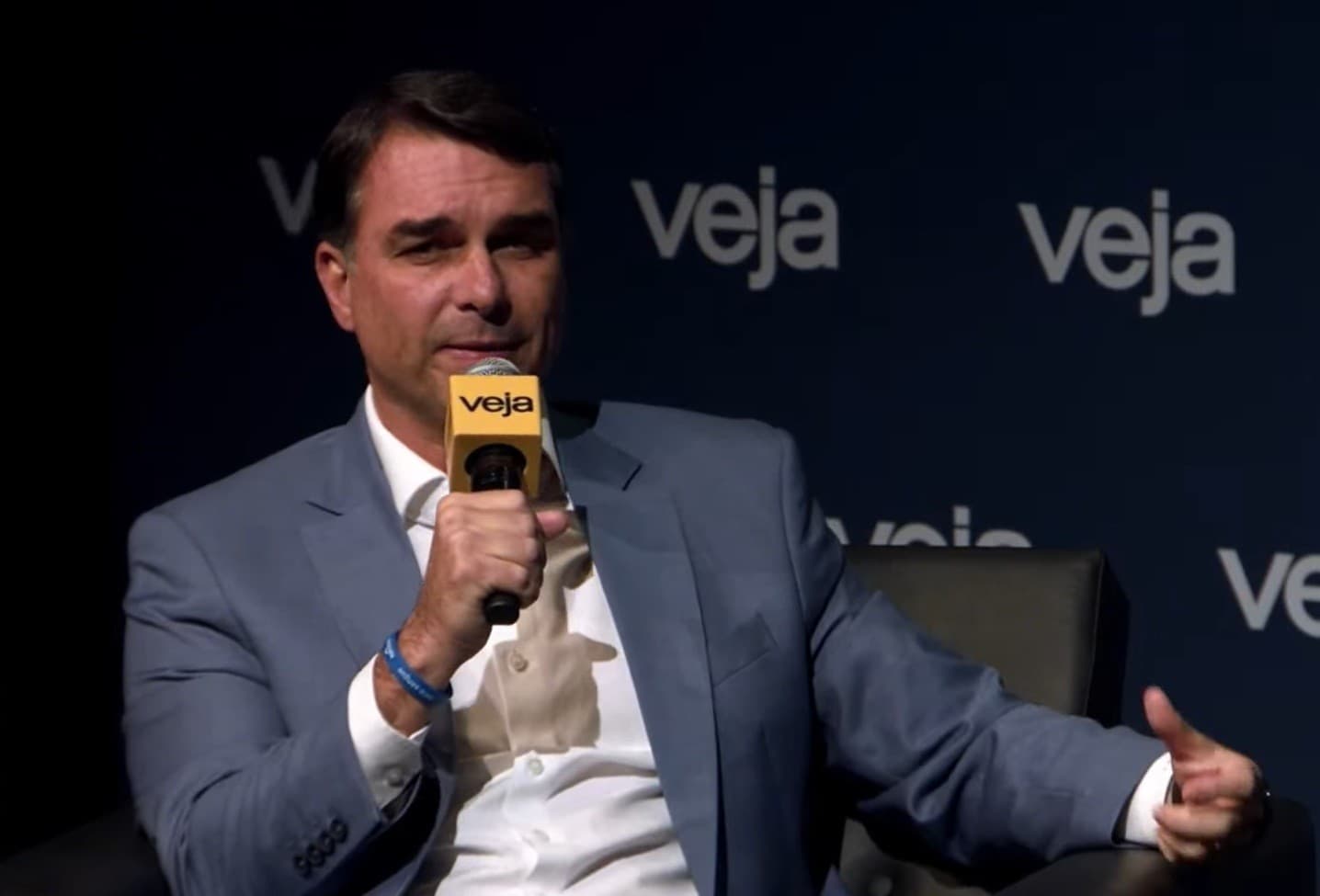 Flávio Bolsonaro descarta Zema e Caiado como vice e prega unidade da centro-direita