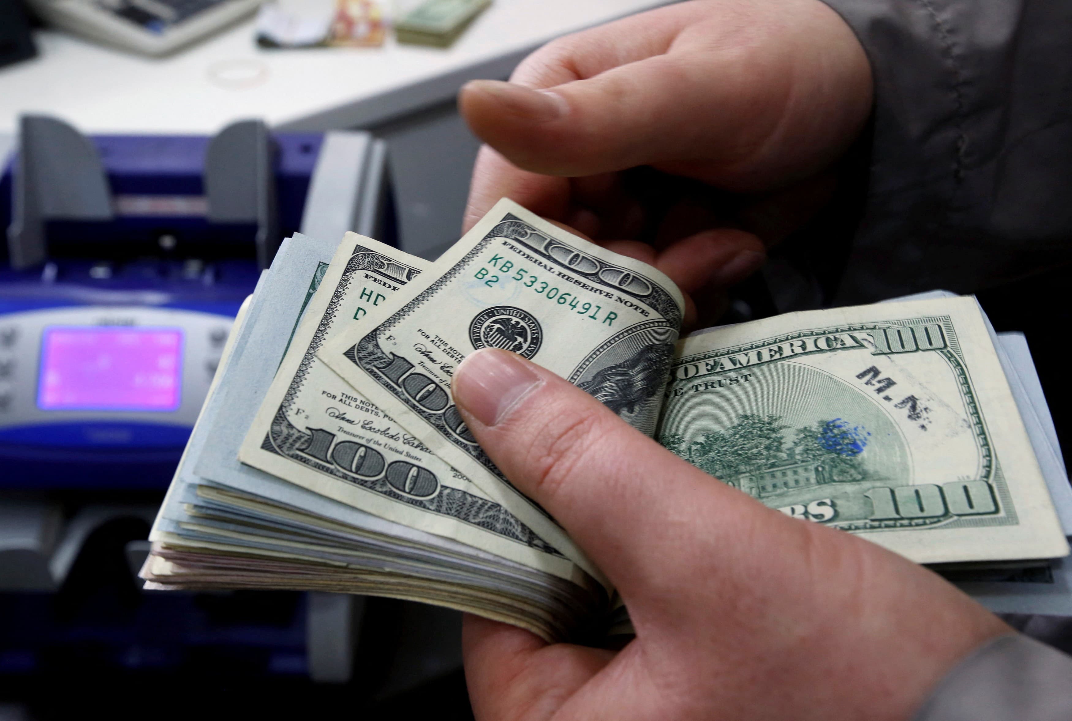 Mercado financeiro reage a tensões globais: dólar recua e Ibovespa renova recorde