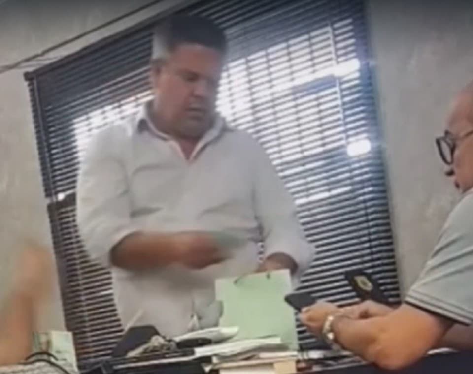 Vídeo mostra ex-secretário executivo do governo de Raquel Lyra recebendo maços de dinheiro de ex-diretor do Presídio de Igarassu