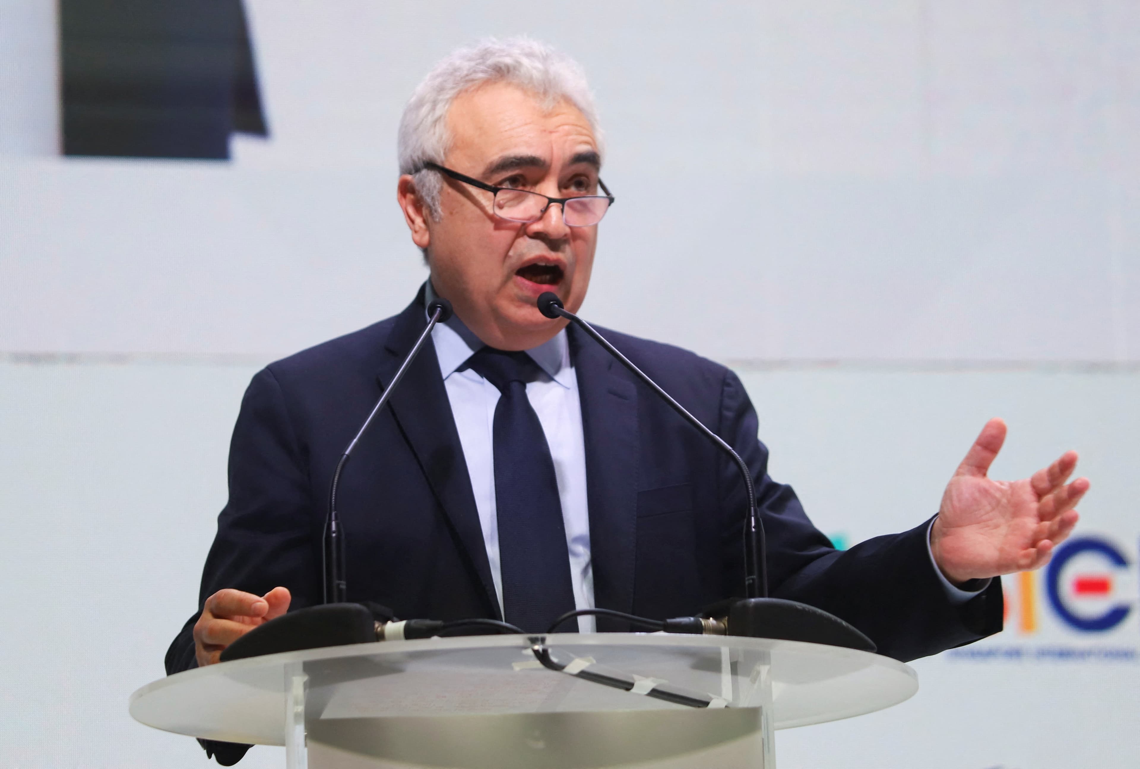 Crise energética global: Bloqueio do Estreito de Ormuz supera impactos históricos e ameaça a economia mundial