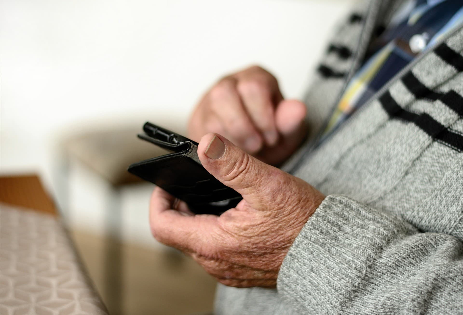 Acesso à internet cresce entre idosos brasileiros enquanto uso cai entre crianças