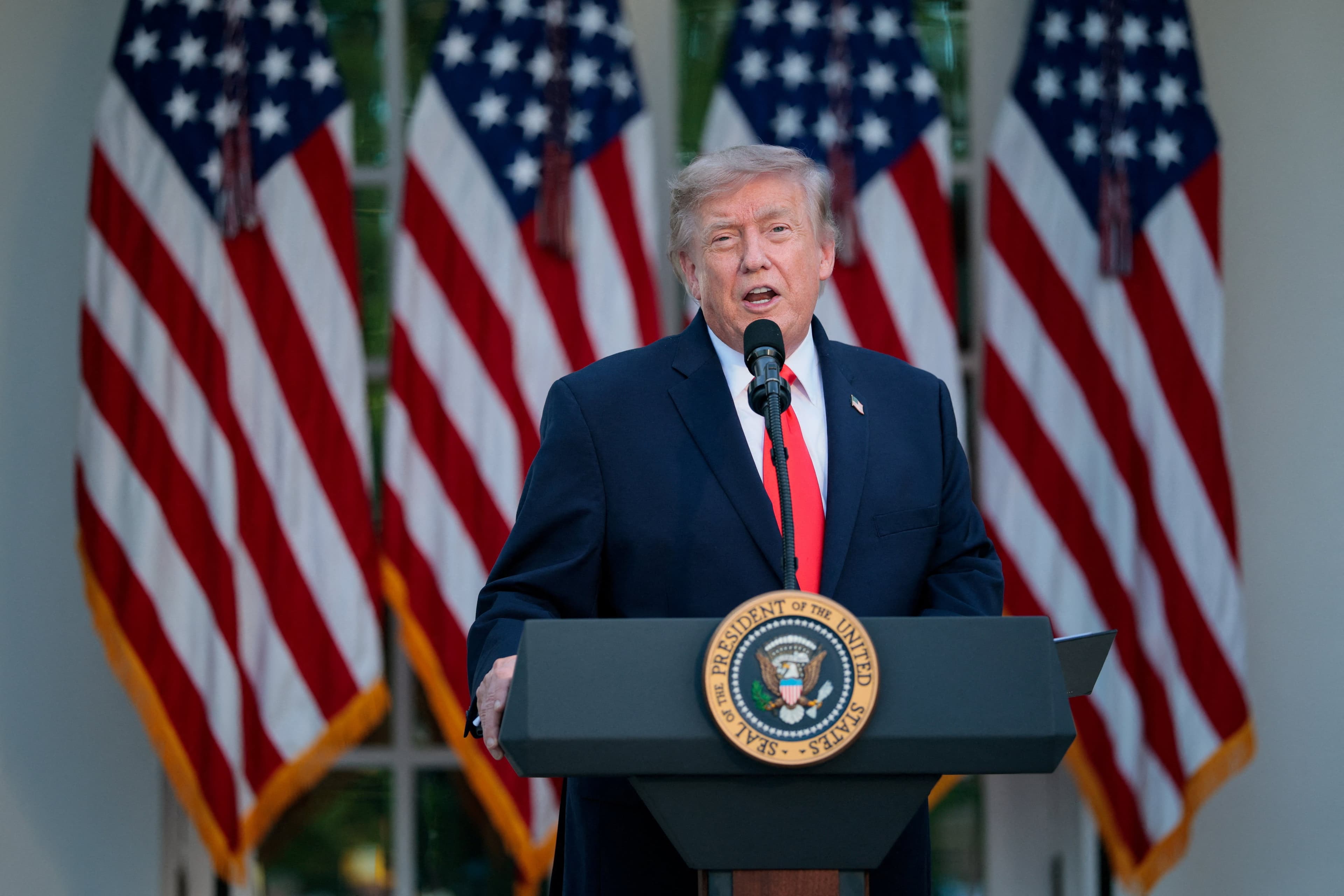 Donald Trump exige redução imediata nos preços da gasolina sob ameaça de investigação