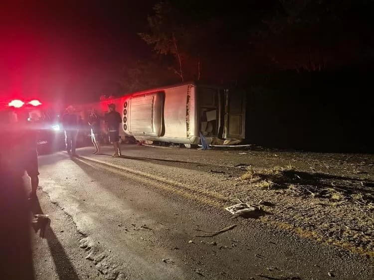 TRAGÉDIA NA SERRA DOS VENTOS: Acidente com Ônibus de Sulanqueiros na BR-423 Deixa 15 Mortos em Saloá