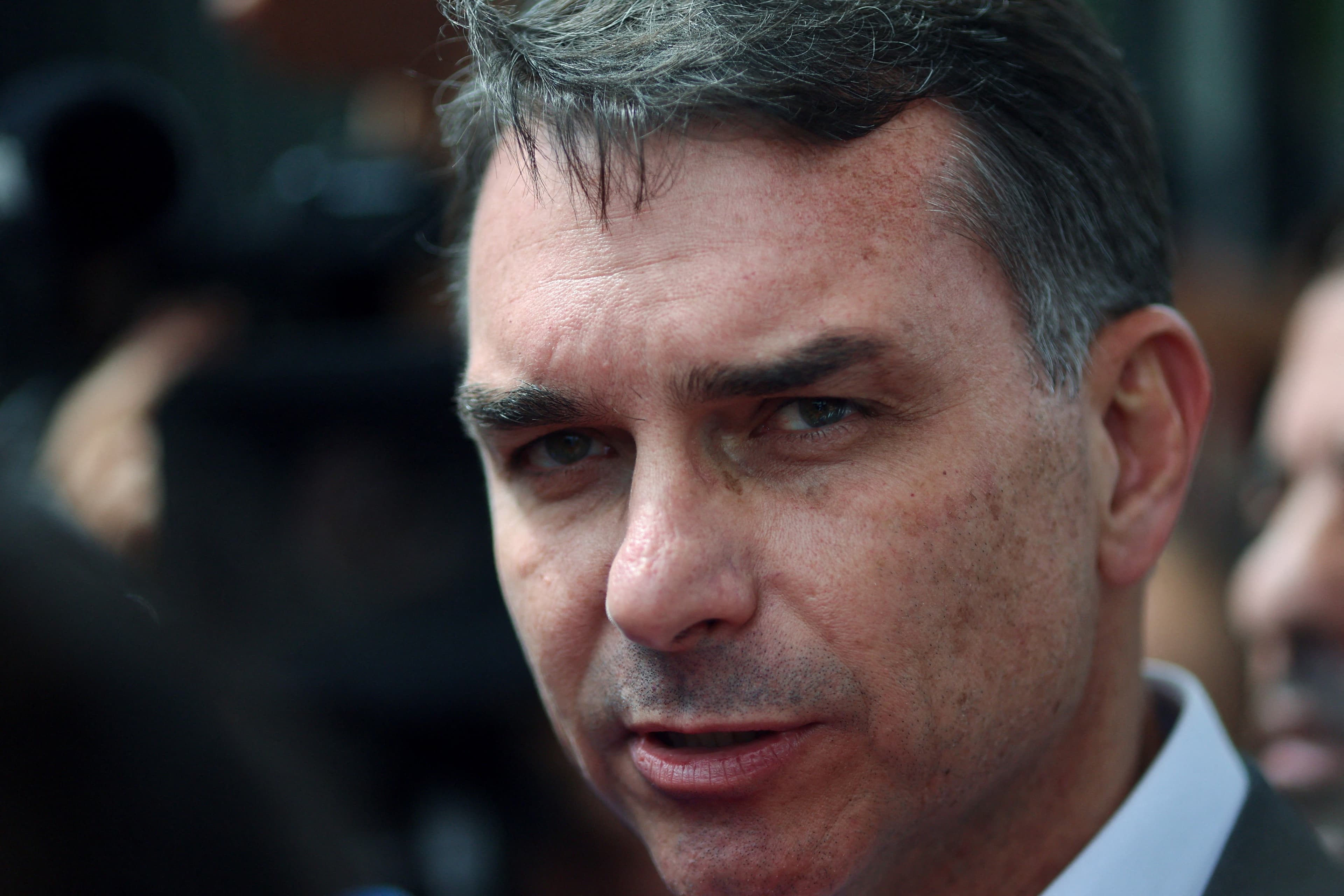 Flávio Bolsonaro reforça pedido de prisão domiciliar para o pai em reunião com ministro Alexandre de Moraes