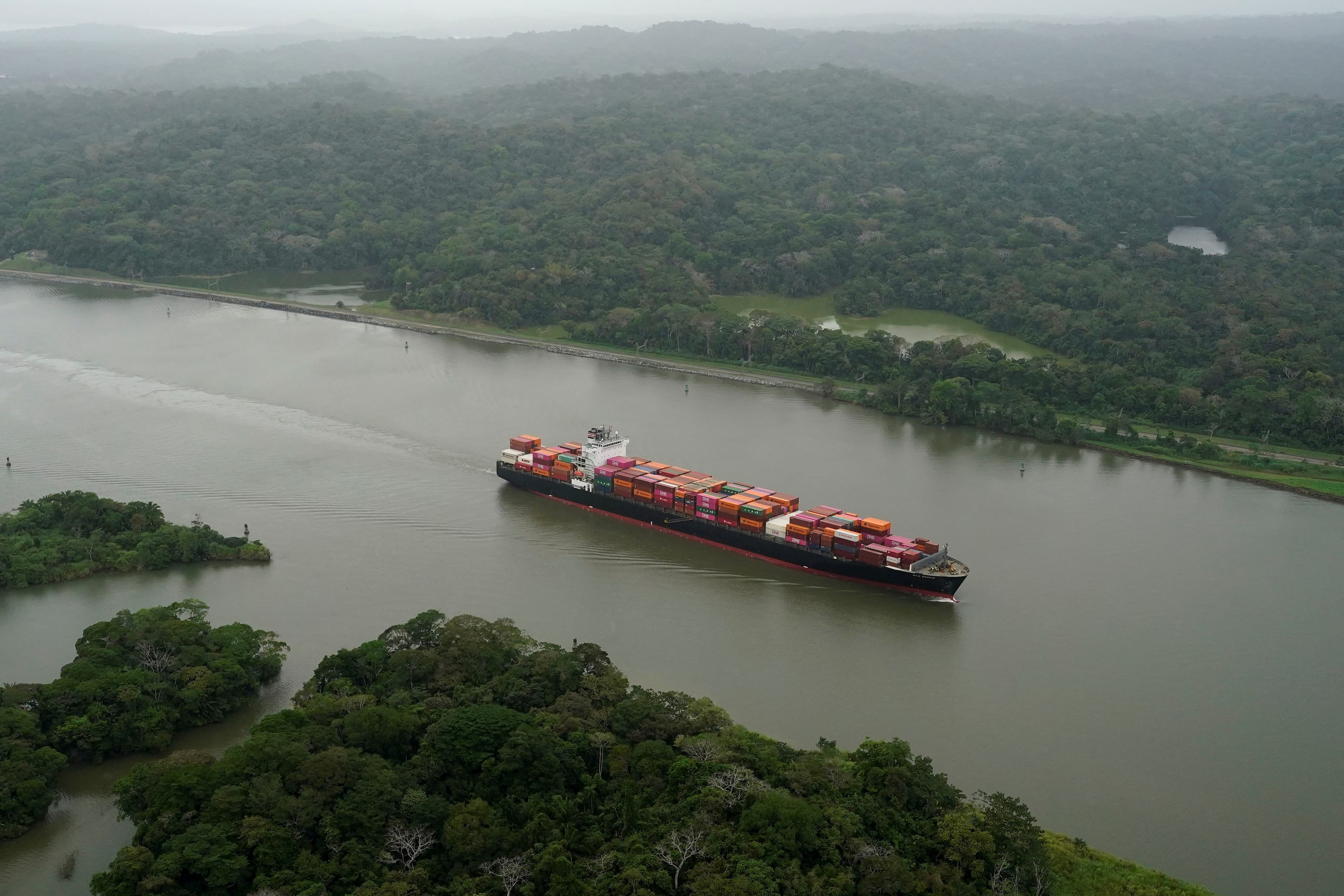 Crise no Estreito de Ormuz provoca disparada nos custos de travessia pelo Canal do Panamá