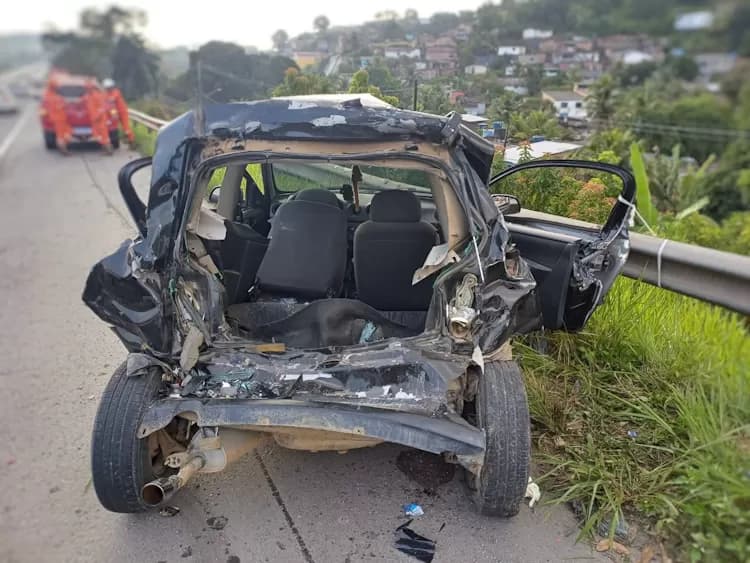 Acidente na BR-232 em Jaboatão: caminhão colide com carro e deixa três feridos
