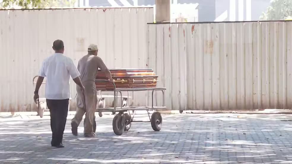 Médica morta durante perseguição policial é sepultada sob comoção no Rio de Janeiro