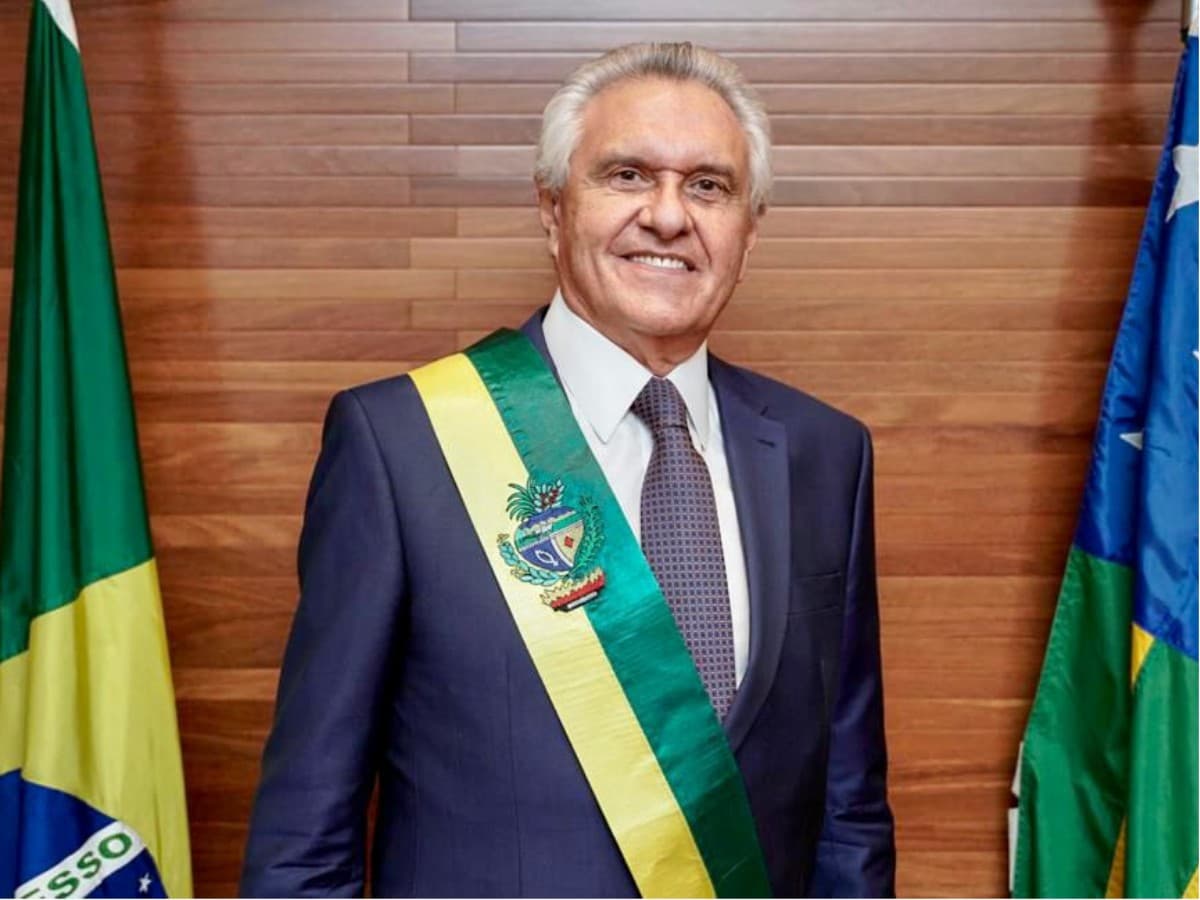 Ronaldo Caiado exige transparência de Flávio Bolsonaro sobre financiamento de filme pelo Banco Master