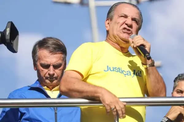 PF indicia Jair e Eduardo Bolsonaro por coação em processo do golpe; Silas Malafaia é alvo de busca e apreensão