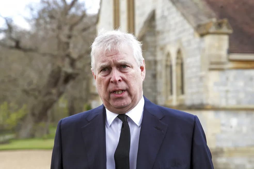 Palácio de Buckingham confirma retirada do título de “príncipe” de Andrew e sua mudança da residência oficial