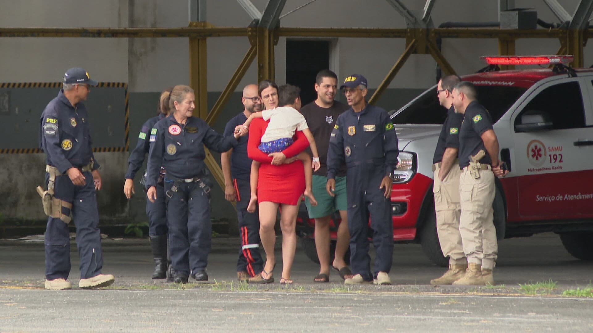 Joshua Noah, menino que sobreviveu à queda do 2º andar em Caruaru, recebe alta e reencontra seus salvadores