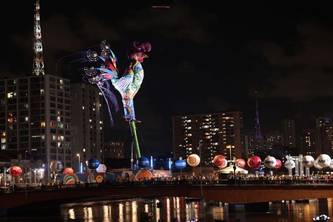 Subida do Galo Gigante marca abertura oficial do Carnaval do Recife