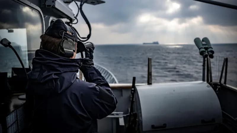 A Ascensão da 'Frota Fantasma': Como a Rússia Contorna Sanções e Ameaça a Segurança Marítima Global