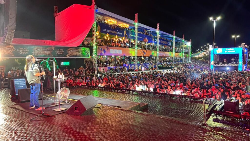Muito forró e emoção marcam a segunda noite do São João de Arcoverde 2025